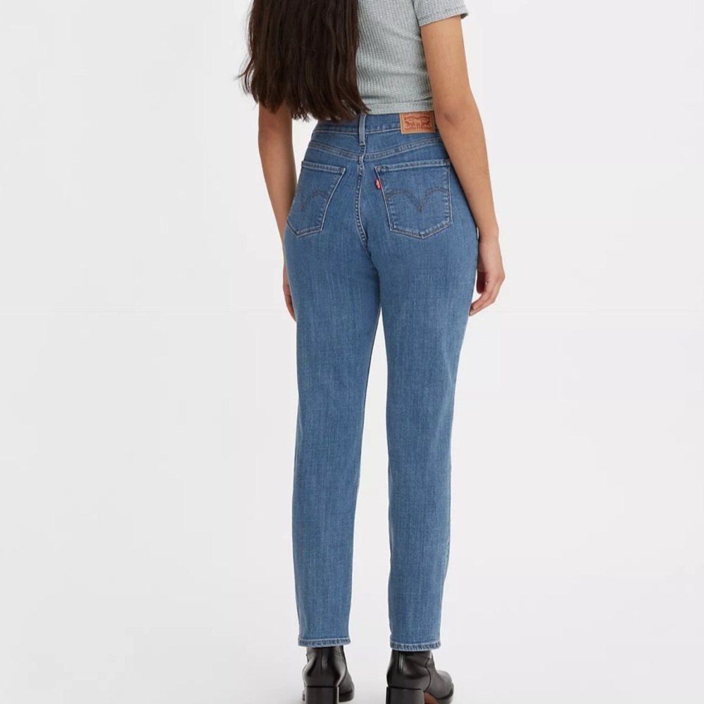 LEVI Straight Leg Jean